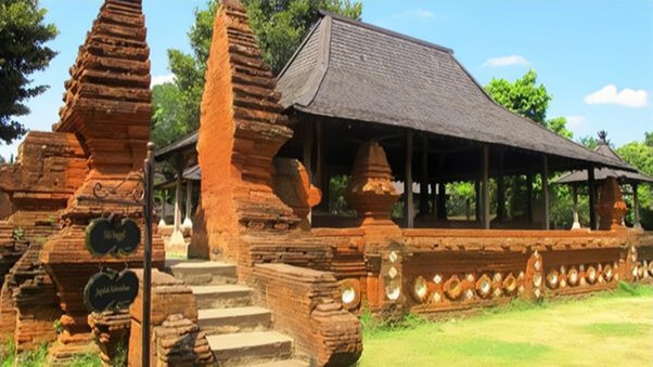 Gambar poster animasi kartun 34 rumah adat nusantara. Bagaimana Bentuk Rumah Adat Sunda Yang Sebenarnya Karena Di Dalam Buku Yang Ditampilkan Hanya Rumah Adat Cirebon Quora