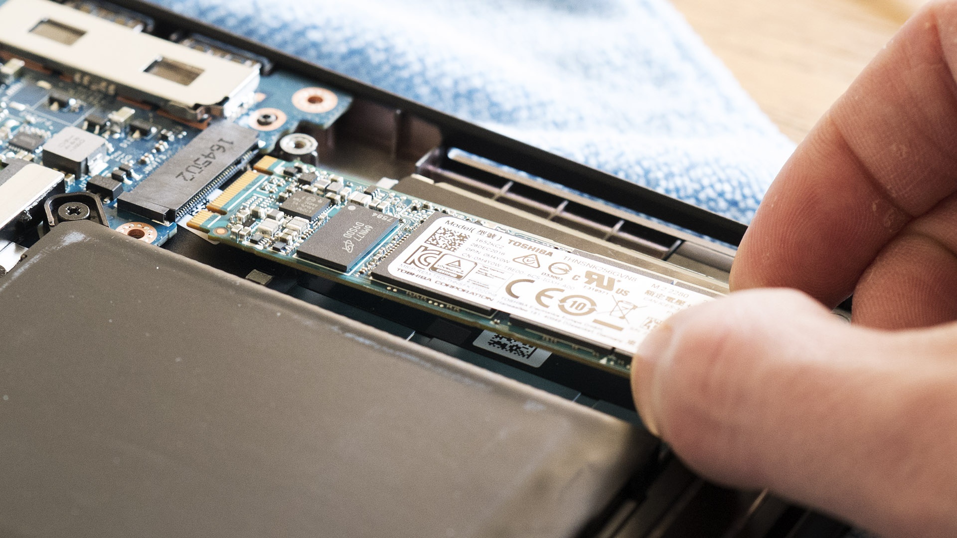 Setelah plat besi pelindung tadi terbuka, maka akan terlihat adanya dua buah slot sodimm untuk ram (secara default terisi satu slot) dan di bawahnya terdapat slot m.2 pcie nvme yang merupakan tempat tim laptophia memasang ssd adata xpg … Apa Saja Laptop Yang Mendukung Slot Ssd M 2 Quora