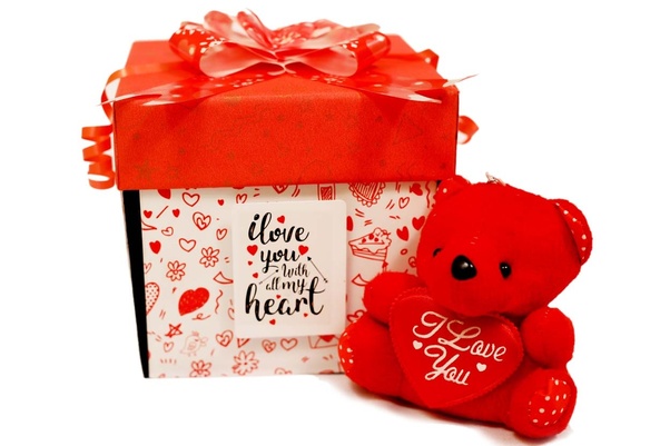 Whether you want one for your friends, parents, siblings or your partner, flipkart has the right gifts for you. What can be a perfect proposal gift for your boyfriend