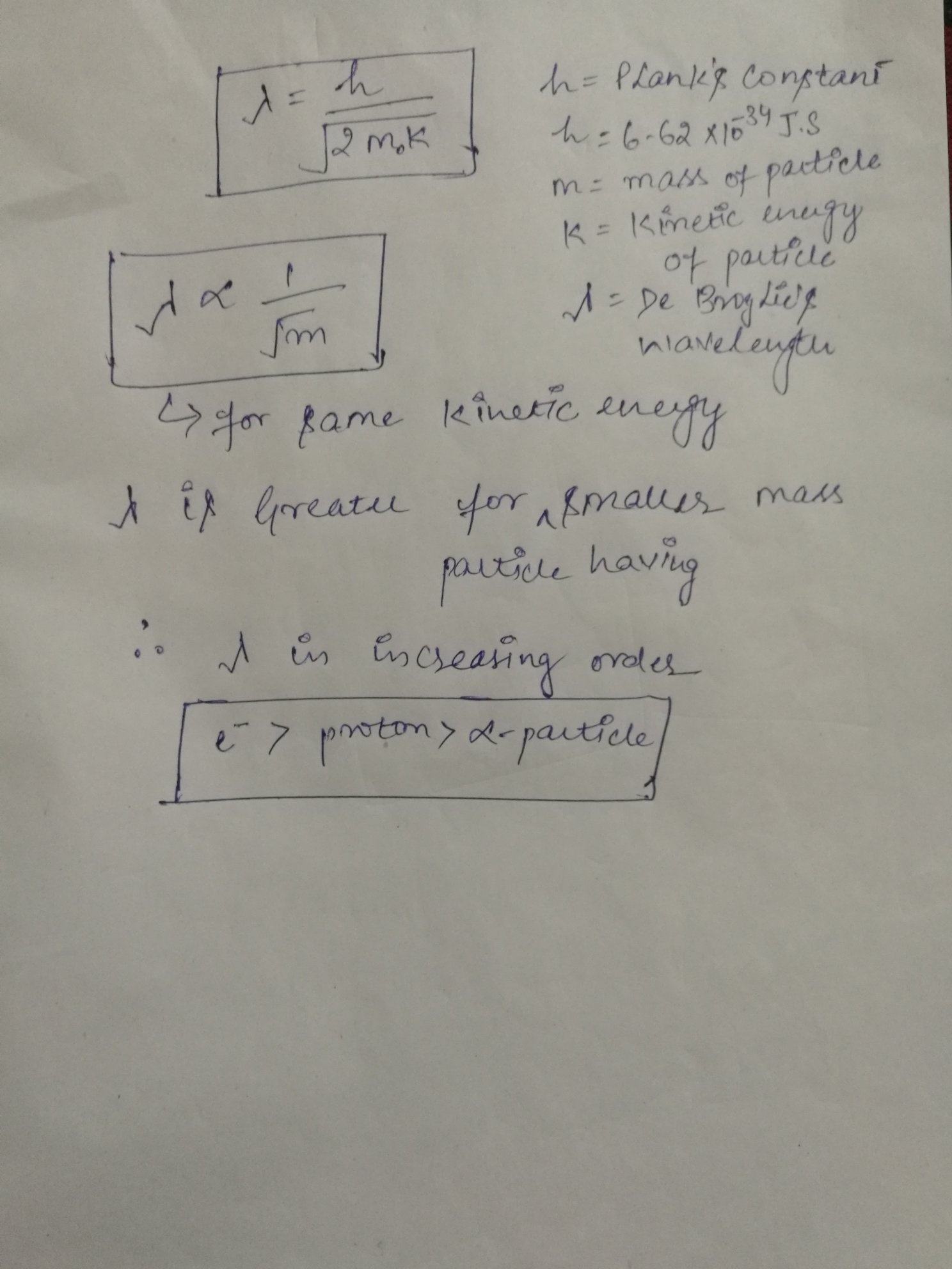 Sebuah elektron, partikel alfa, dan proton memiliki energi kinetik yang  sama. Manakah dari partikel ini yang memiliki panjang gelombang de-Broglie  terpendek? - Quora