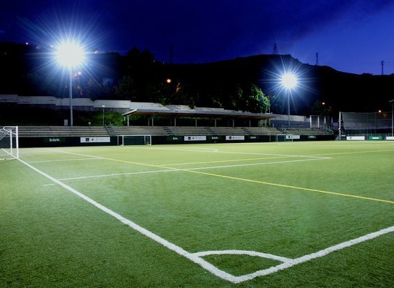 Podemos decir que la cancha compartida es aquella en la cual dos o más equipos juegan en una misma cancha o . Por Que Los Jugadores De Futbol Durante El Partido Tienen 4 Sombras Se Que Tienen Reflectores Alumbrando Desde Los 4 Angulos Pero Eso No Eliminaria Todas Las Sombras Quora