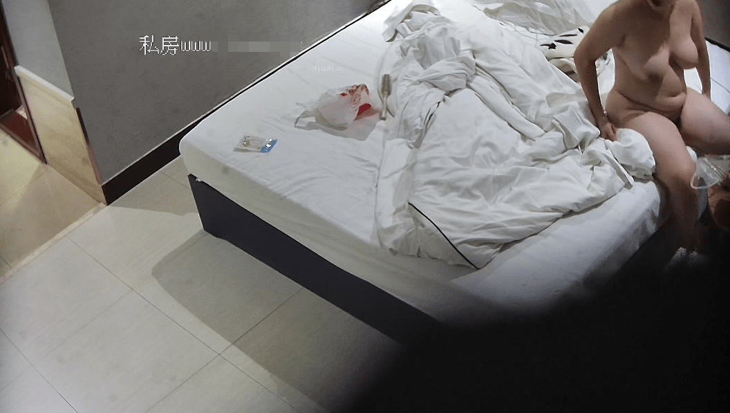 [MP4/1.8G]10-3酒店偷拍 两对男女开房小哥灌醉巨乳女友扒光居然不敢操+战斗力很强的光斗大爷 - 截图2