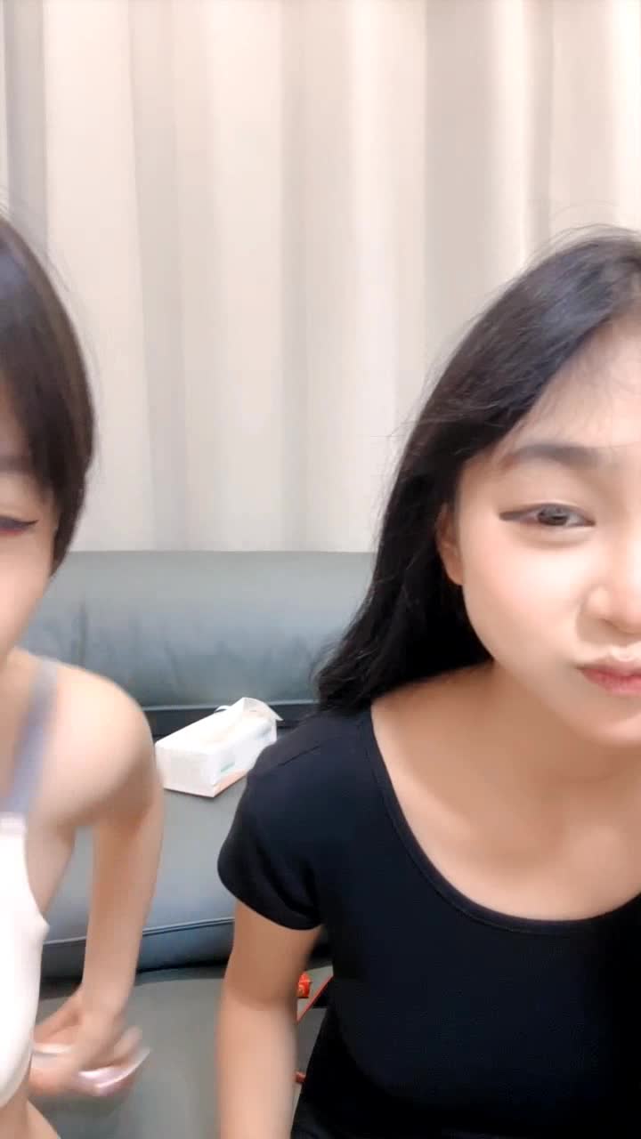 [MP4/ 1.53G]&nbsp; 黑丝露脸好多风骚小姐妹跟大哥们玩群P，全程露脸黑丝诱惑淫声荡语听指挥 - 截图3