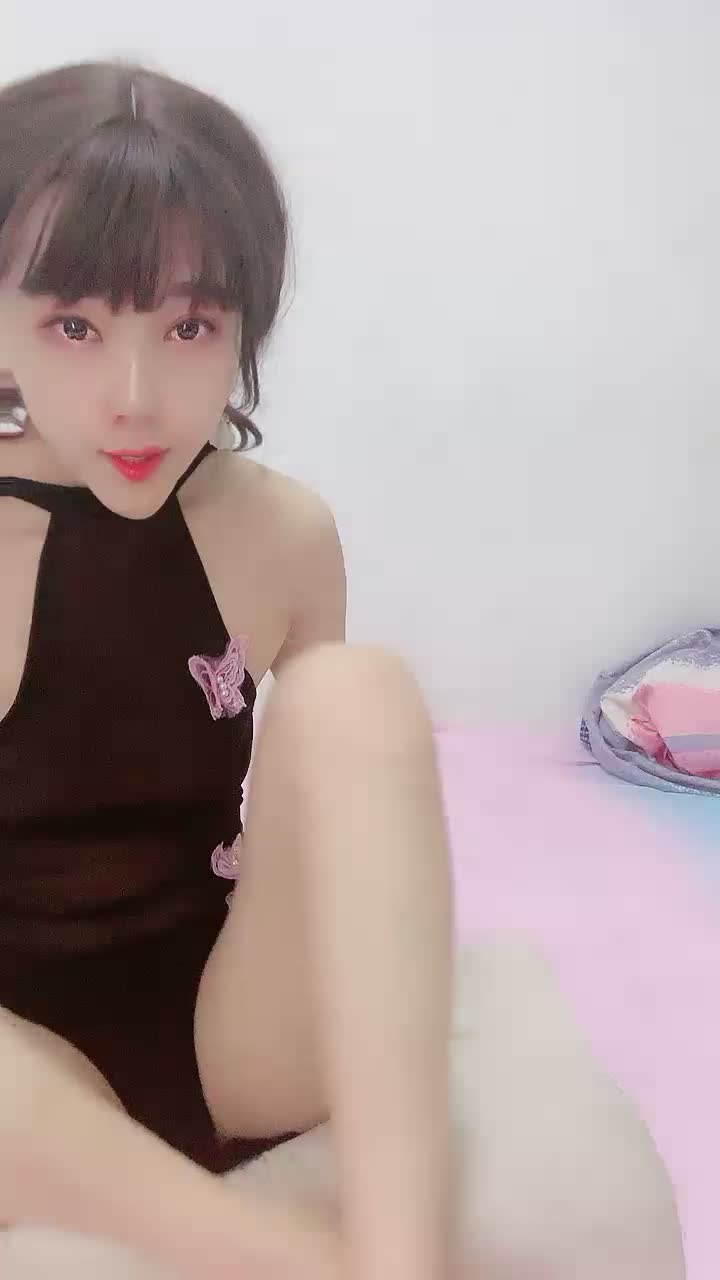 [MP4/ 1.04G] 十八线黄播女明星的诱惑，露脸情趣旗袍诱惑高跟，用小嘴把大哥鸡巴放倒玩冰 - 截图1
