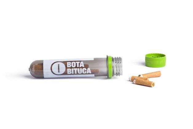 Bituca de cigarro tatuagem Linda Garota Com Uma Tatuagem Fuma 930580 Foto De Stock No Vecteezy