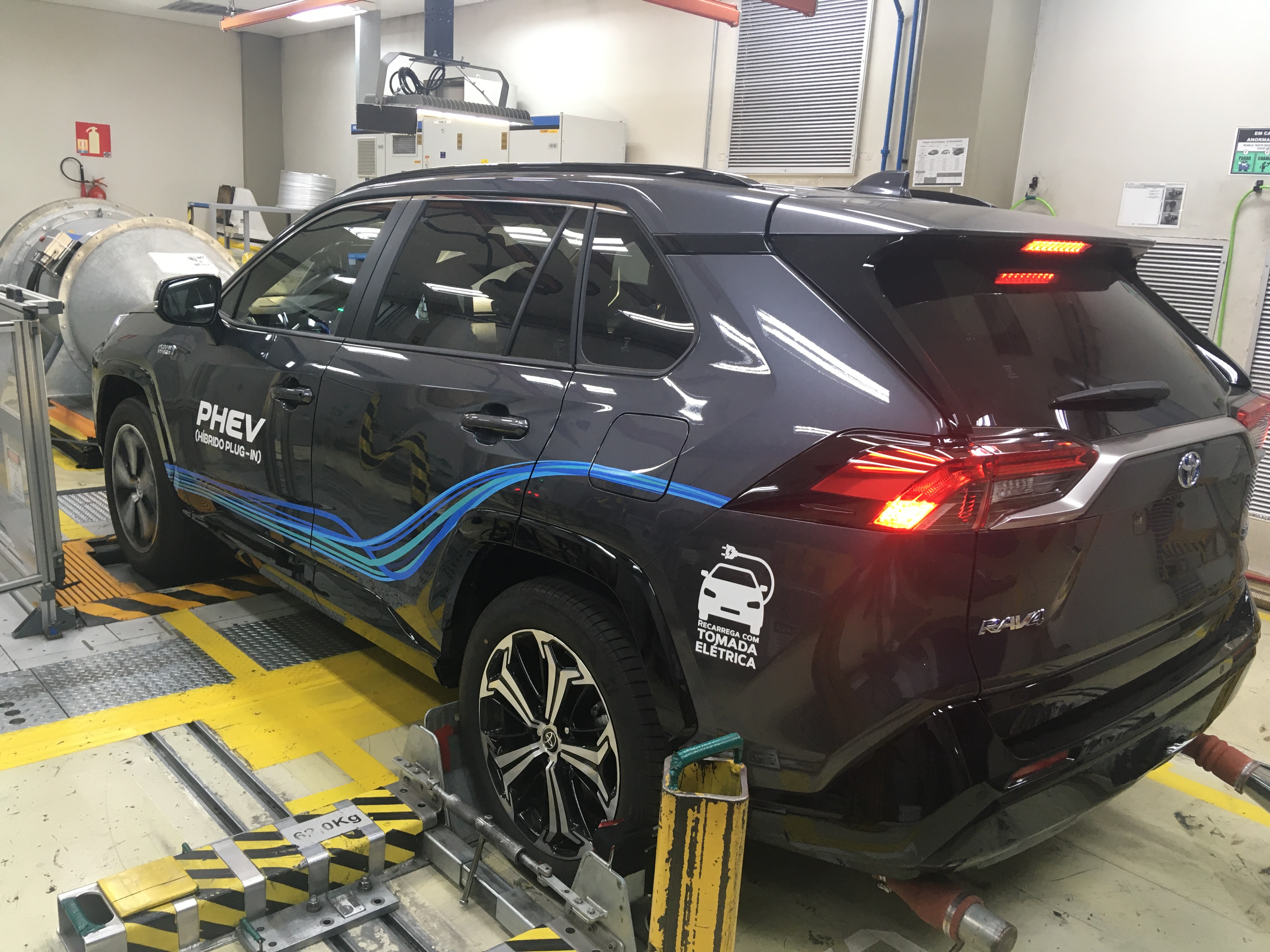 Projeções antecipam novo Toyota Corolla 2025, que será plug-in no Brasil