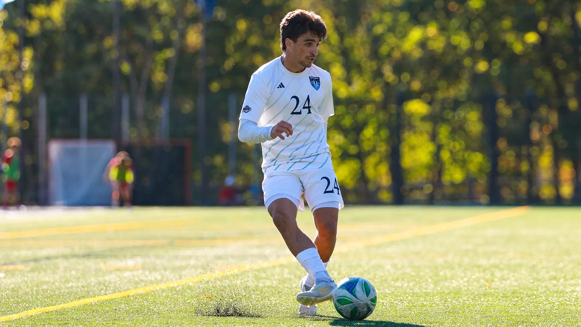 Graduate student midfielder Drew Seguro gearing up to pass (Photo courtesy of Quinnipiac Athletics)