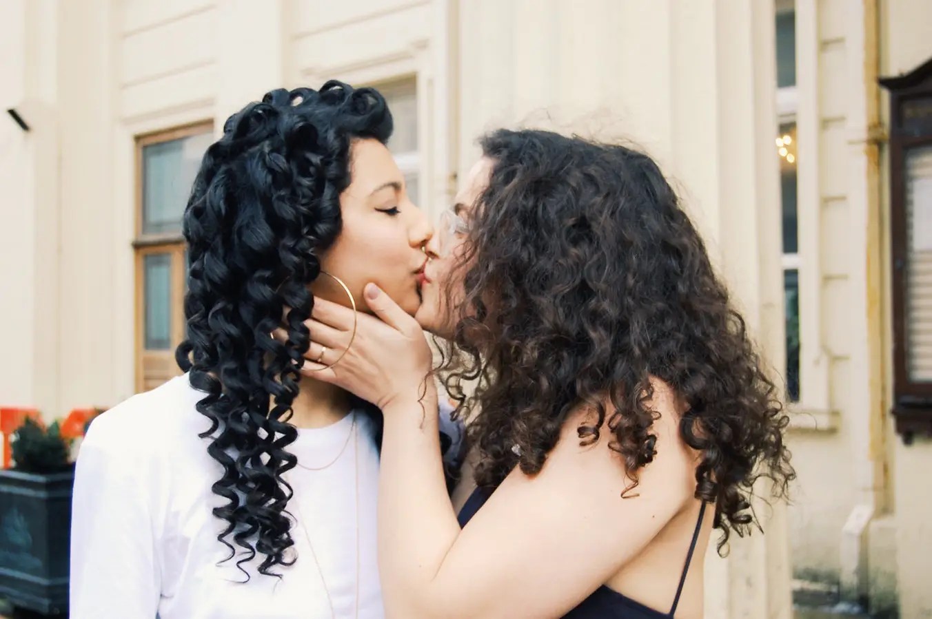 In the past people used to visit bookstores, local libraries or news vendors to purchase books and newspapers. The Best Lesbian Dating Apps Free Apps To Kickstart Your Lovelife