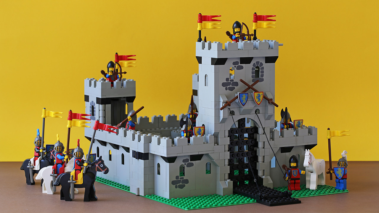 Castle stands (down) | Quest for Bricks