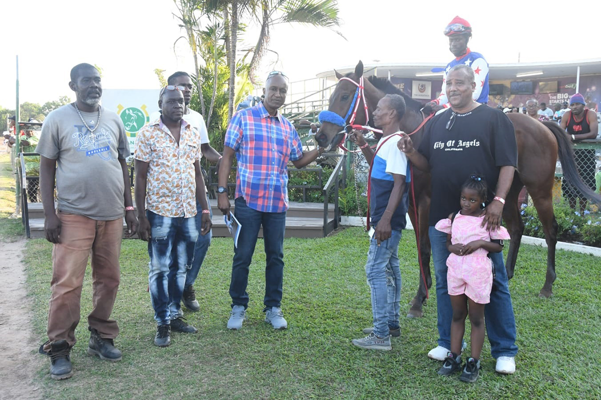 Emperorofthecats (Shavon Townsend) in the winners' enclosure with his connections.