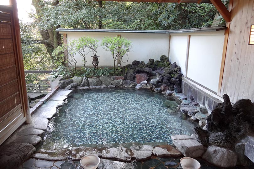 The outdoor onsen at Senkei Hotel