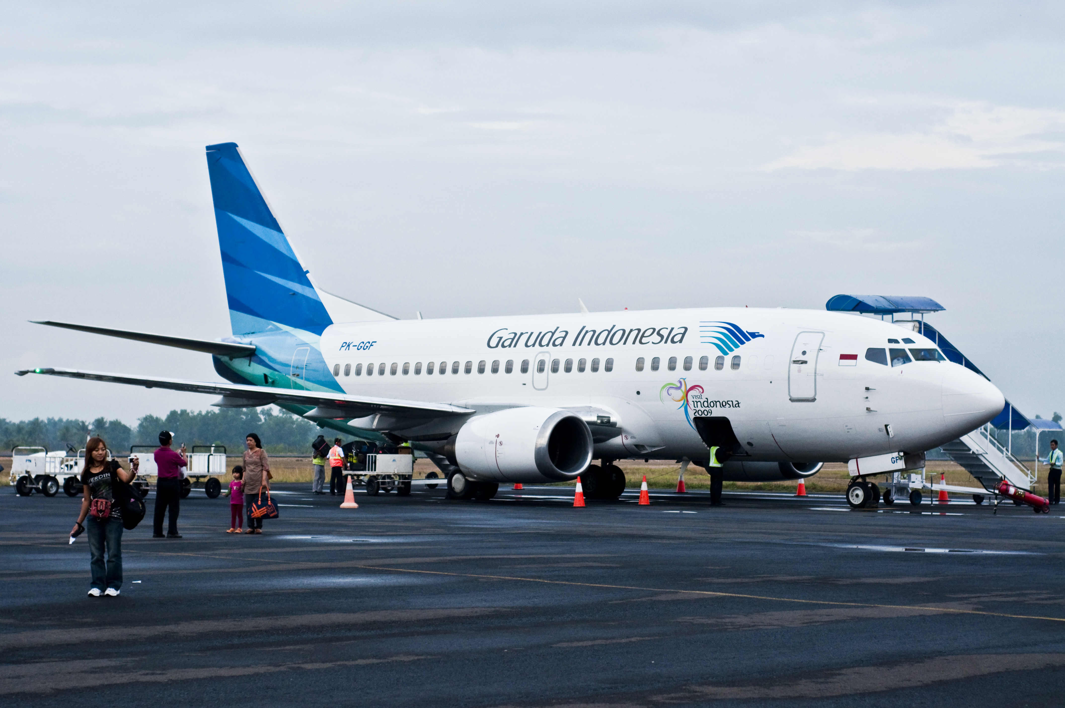 Garuda Indonesia service between Jakarta and Bali, and a 737-800