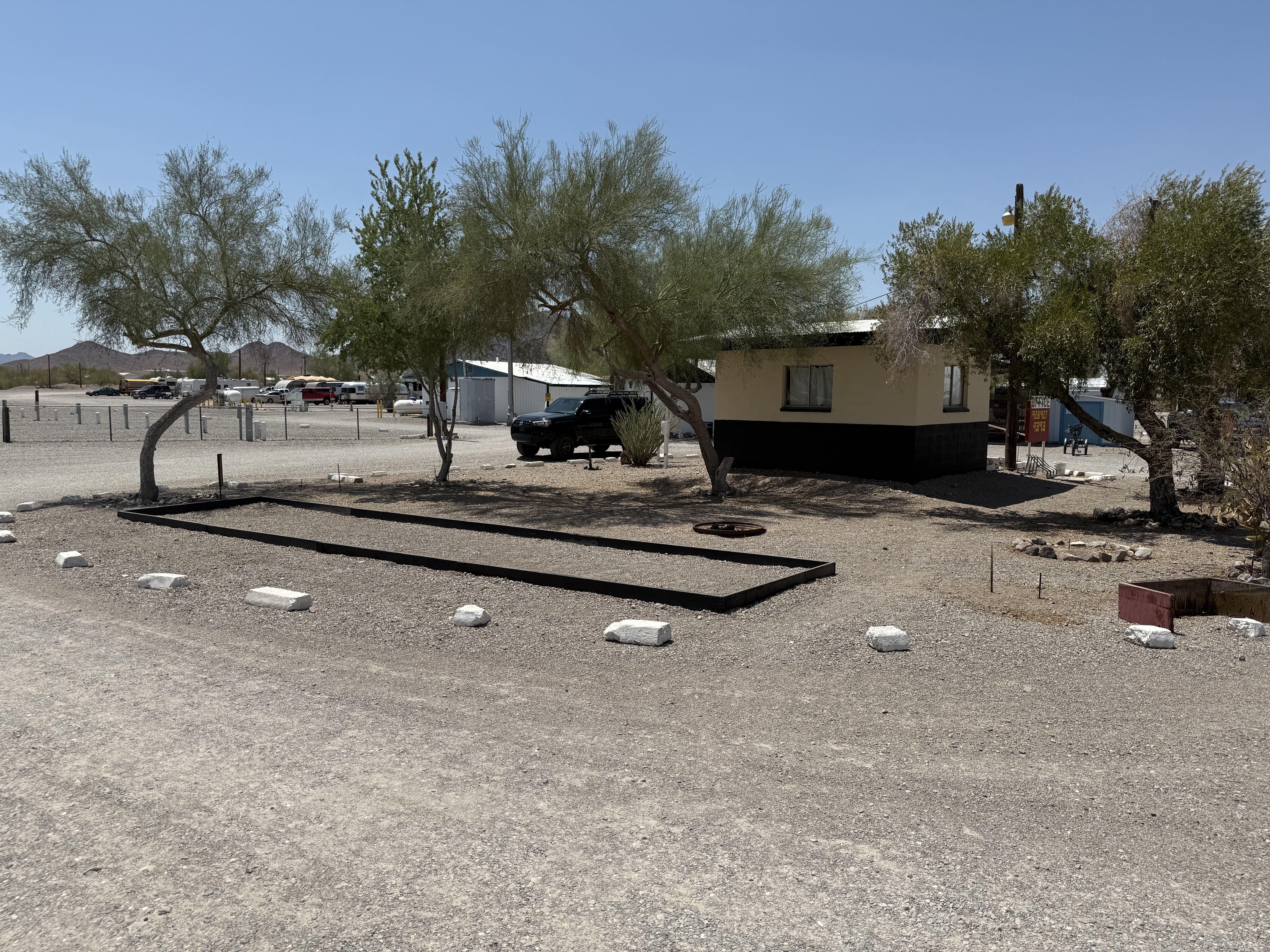 Campground parking area Quartzsite, Quartzsite RV park open desert, RV site with utilities Quartzsite AZ, Quartzsite camping with pets allowed, Desert landscape RV park Quartzsite