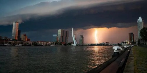 Onweersbuien trekken over het land, code oranje ook in Utrecht