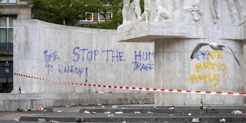 Nationaal Monument op Dam in Amsterdam beklad