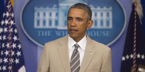 Obama drijft spot met ‘tan suit’ in nieuwe Larry David-s