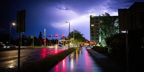 KNMI waarschuwt voor onweer en wateroverlast donderdagavond