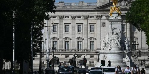 Vlaggen bij Britse paleizen halfstok om overlijden koning Harald
