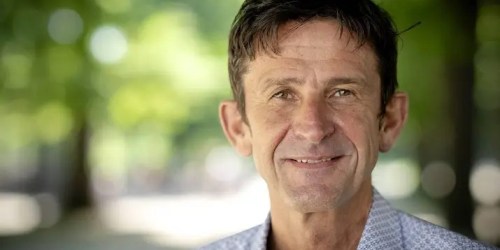 Cornald Maas start talkshow in Café DeLaMar