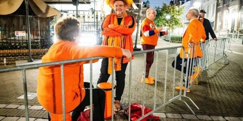Eerste Oranjefans bij paleis Noordeinde voor Prinsjesdag