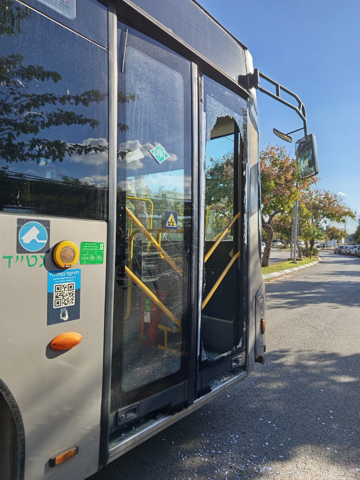 רעננה: נהג אוטובוס בעט בדלת שנתקעה – הזכוכיות עפו לכוון הילדים