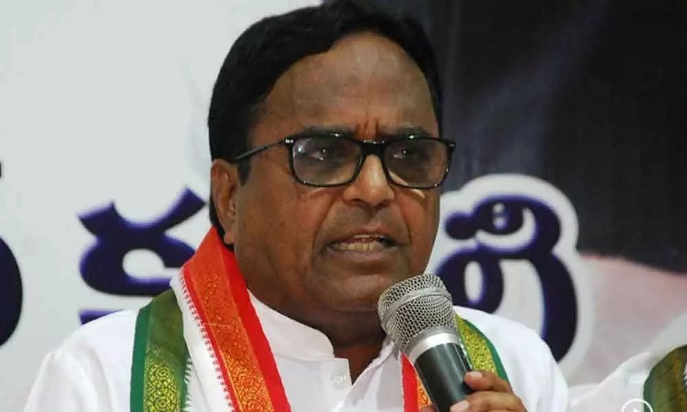 former pcc chief ponnala lakshmaiah has resigned from the party