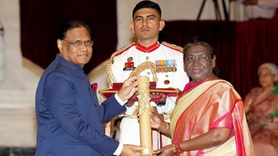 Awarding of Bharat Ratna awards.. Who took the former prime minister PV award? 