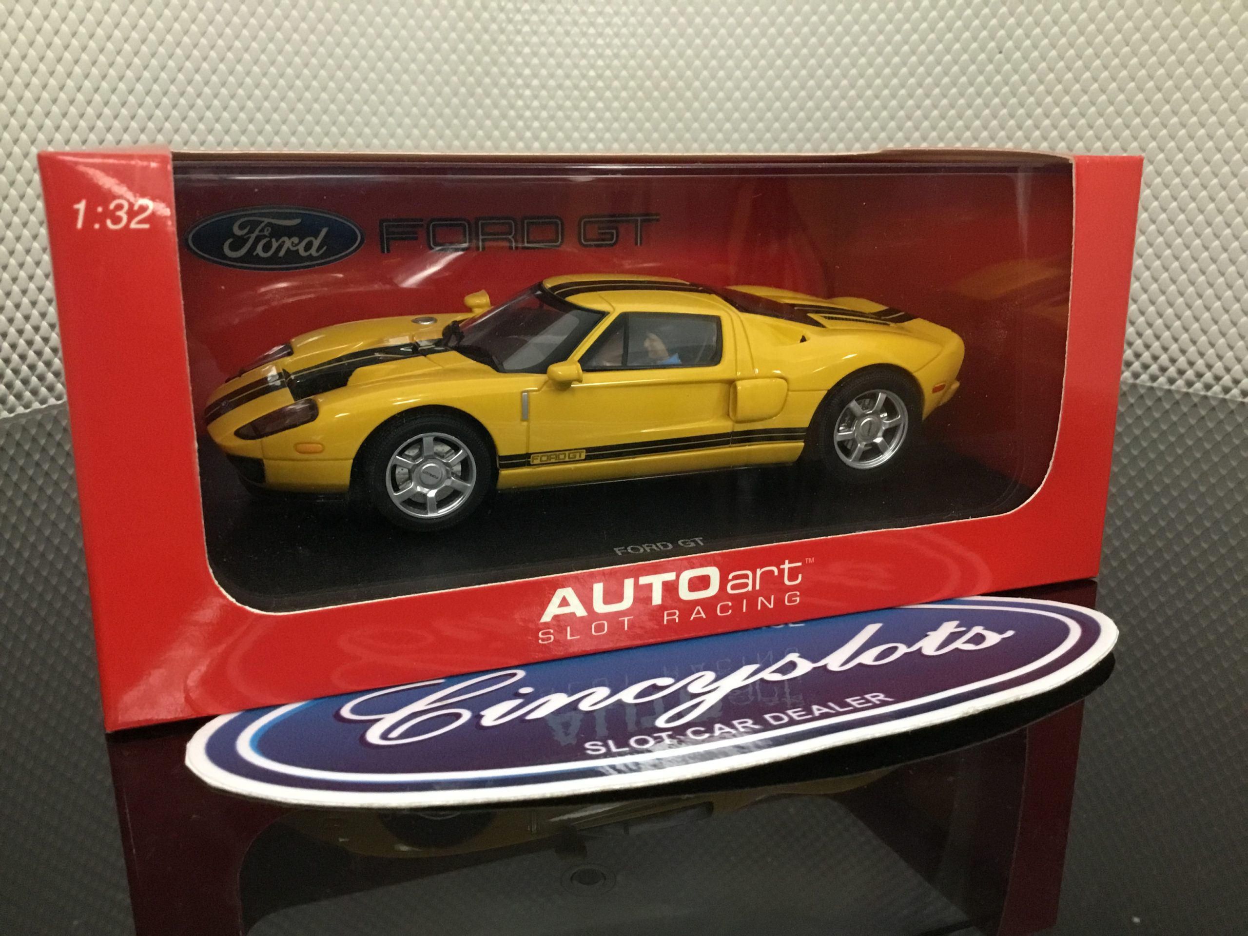 AutoArt 13082 Ford GT 2004 Yellow, 1/32.