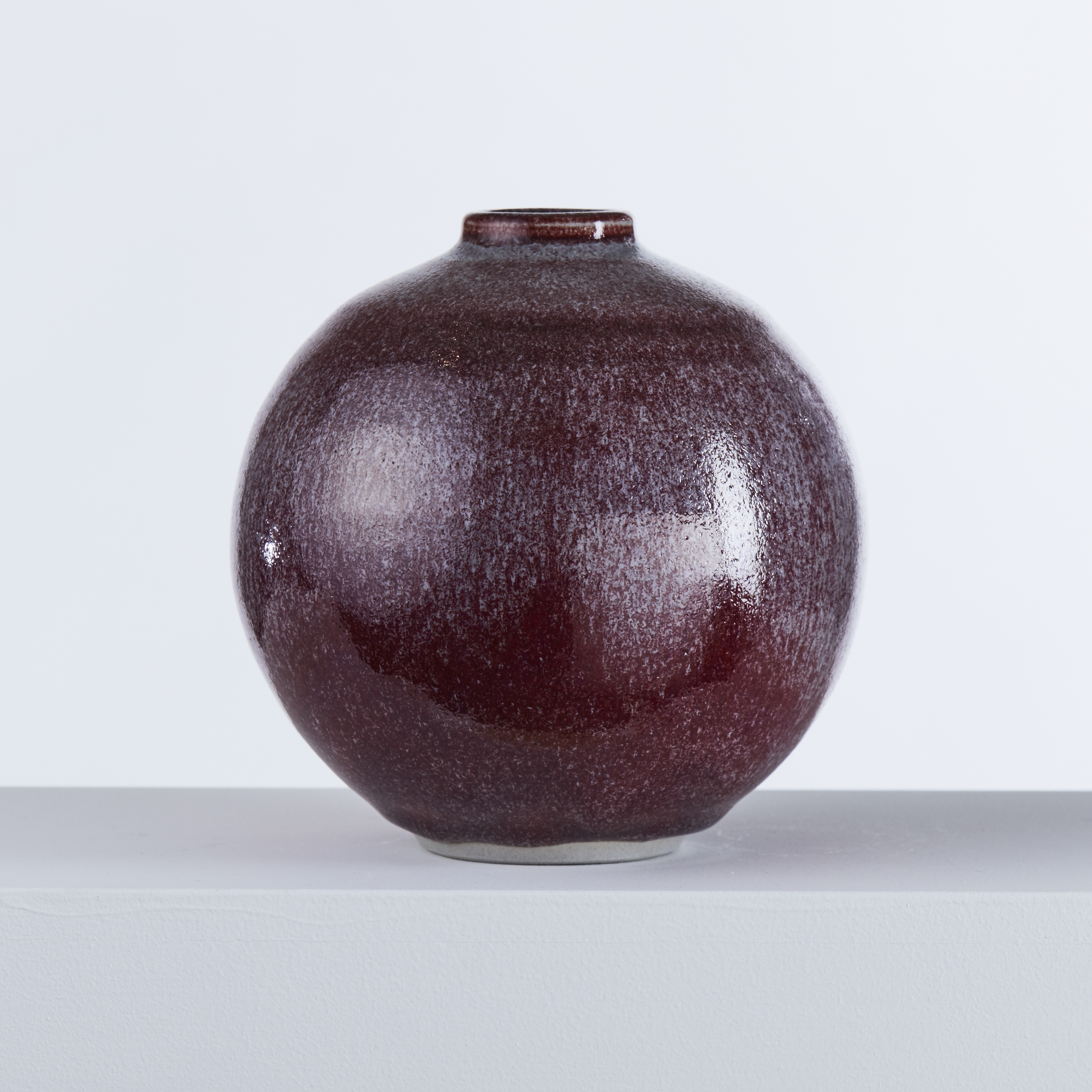 Study in Red l. Porcelain, Glaze. 12 x 11 x 11 cm. Photo by Peter Morgan & Robin Hearfield