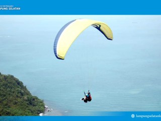 Zita Anjani Jajal Wisata Paralayang Batu Alif, Potensi Baru Pariwisata Lampung Selatan