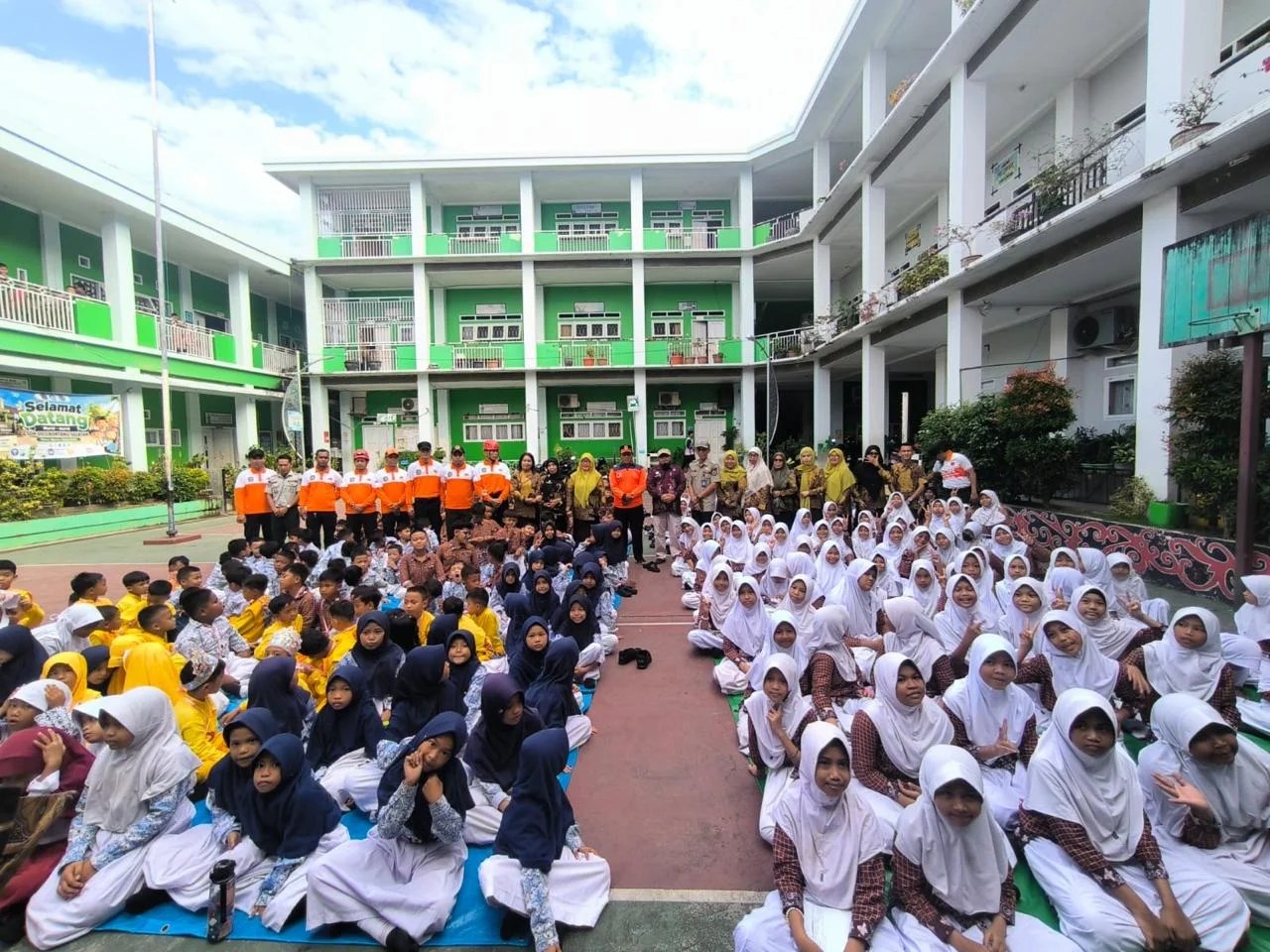 BPBD Bontang saat melakukan sosialisasi dan simulasi di sekolah
