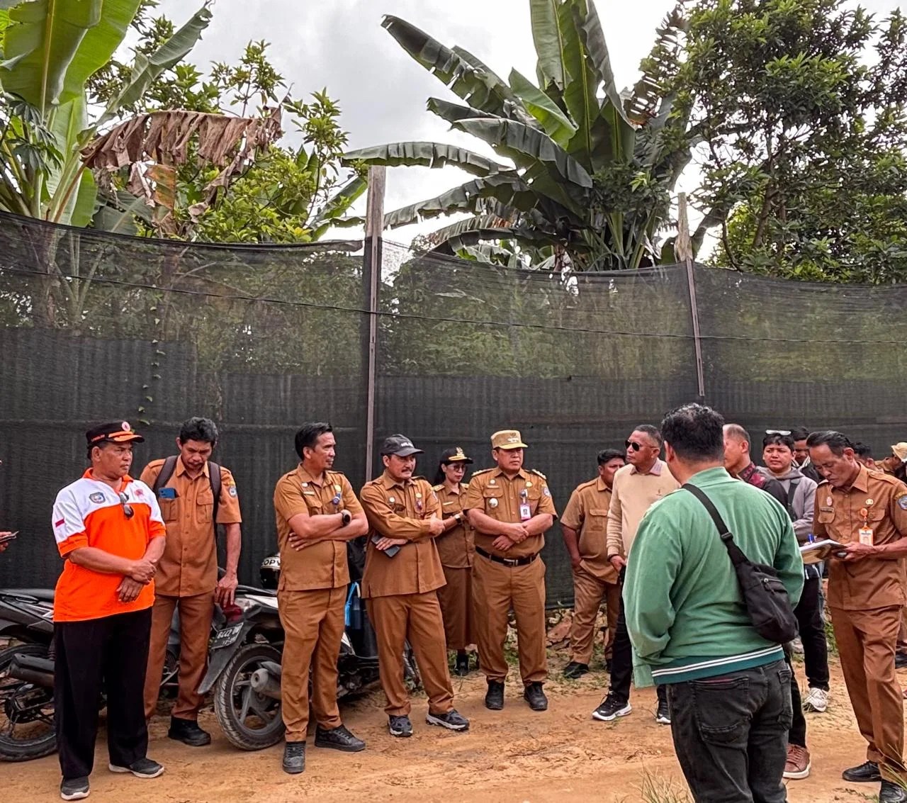 Kepala BPBD Bontang, Usman (kiri) saat melakukan kunjungan di Jalan Nusantara bersama Komisi C DPRD Bontang