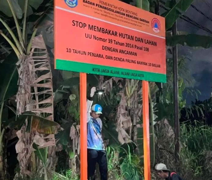 Pemasangan papan imbauan di Jalan Poros Samarinda-Bontang.
