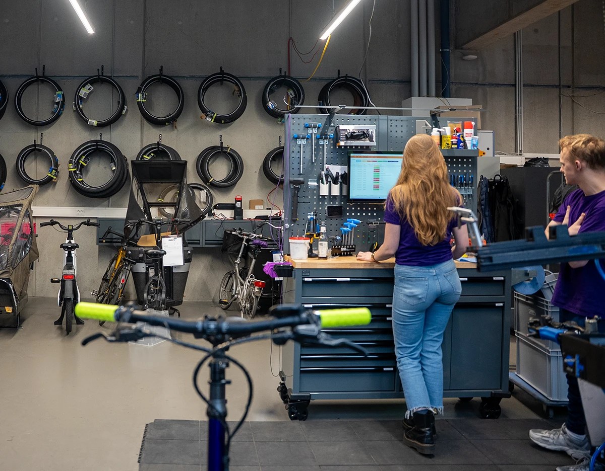Professionelle Reparatur von E-Bikes und Lastenrädern in der Werkstatt auf St. Pauli