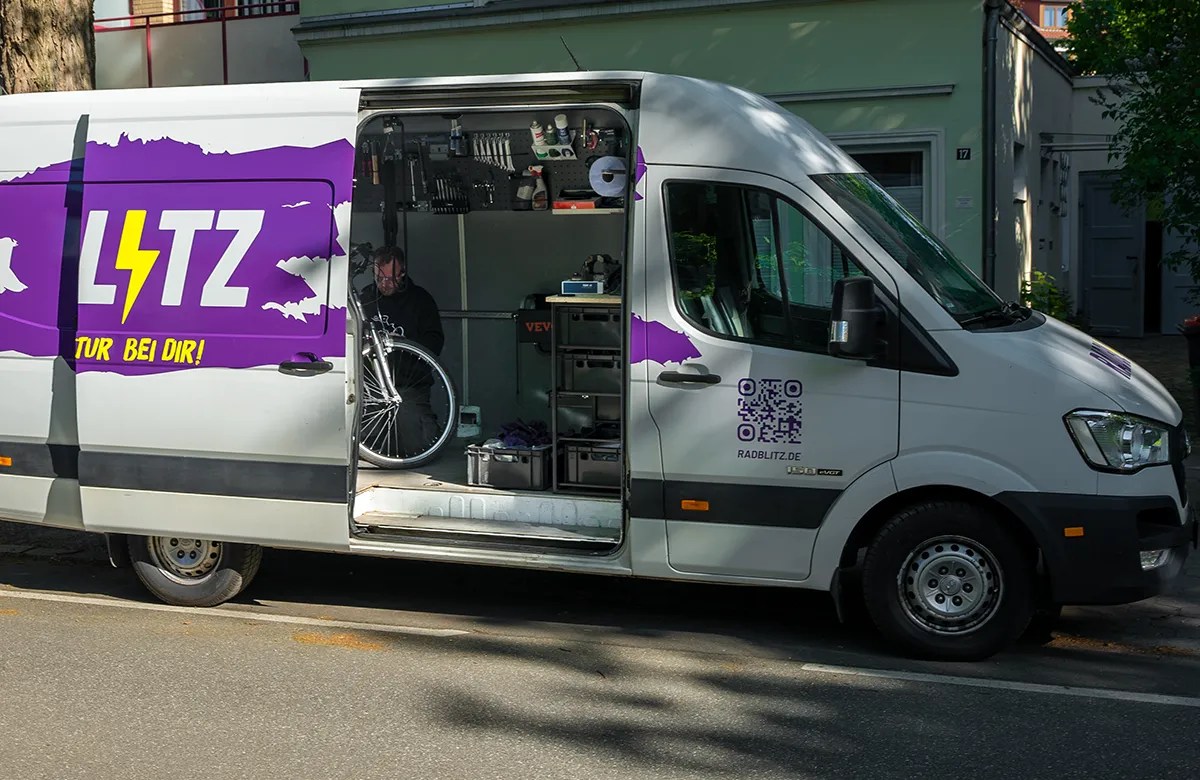 Radblitz Mechaniker bei der Fahrrad-Inspektion vor Ort in Hamburg