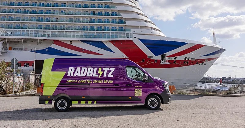 Mobile Werkstatt vor Schiff Radblitz in Hamburg