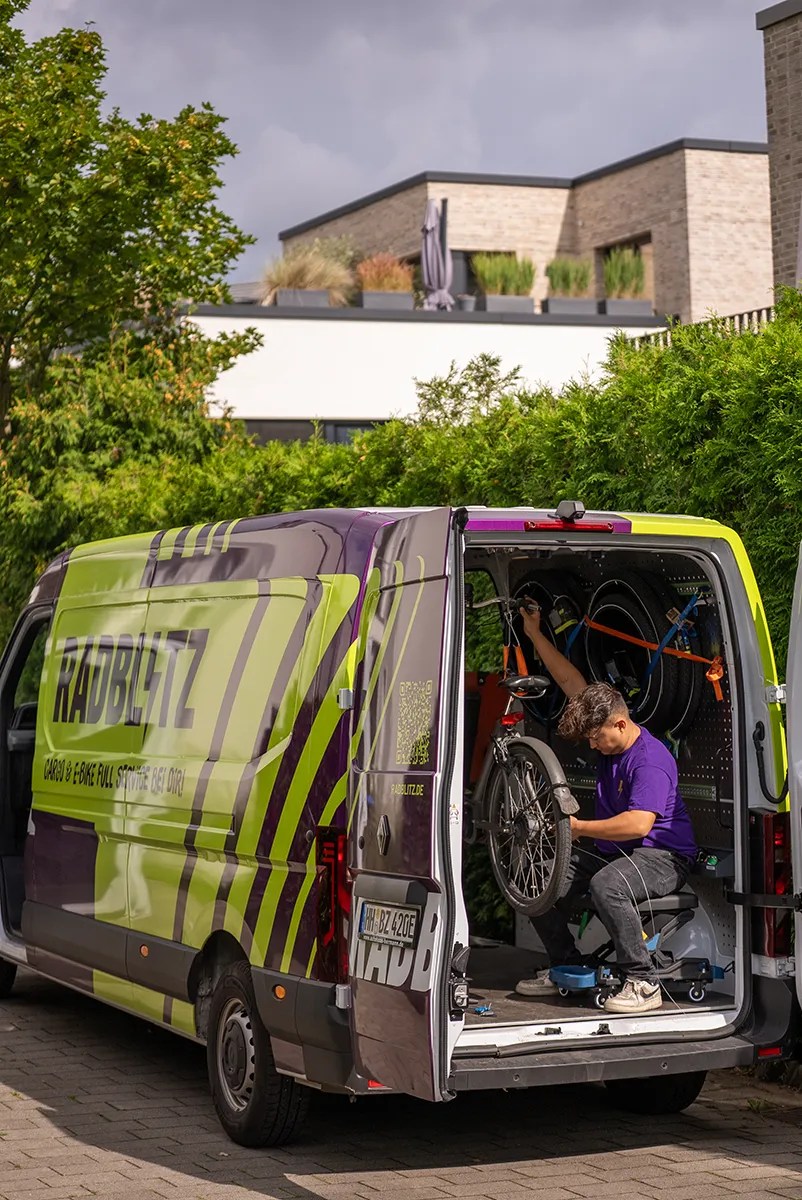 Lastenrad-Reparatur in der mobilen Radblitz Werkstatt in Hamburg