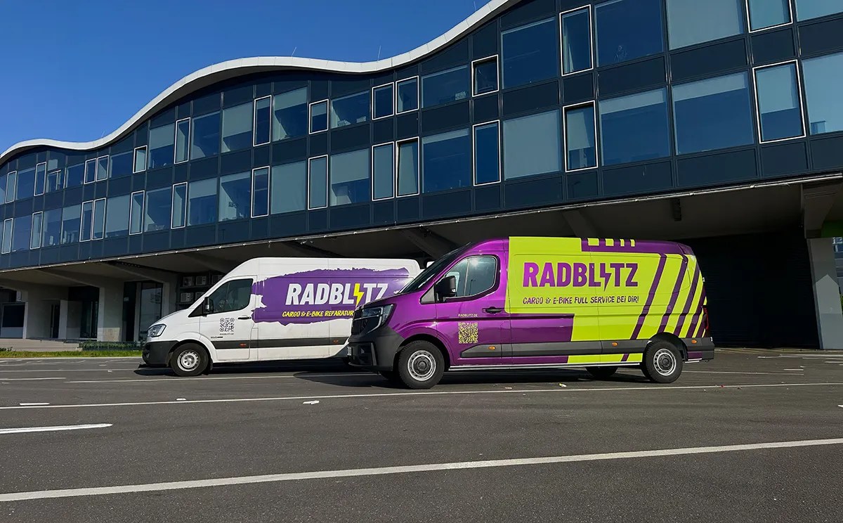 Zwei Transporter von Radblitz vor dem Grossmarkt Hamburg