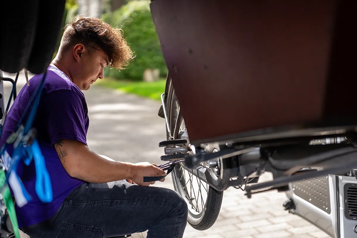 Radblitz Mechaniker repariert ein Cargobike vor Ort in Hamburg