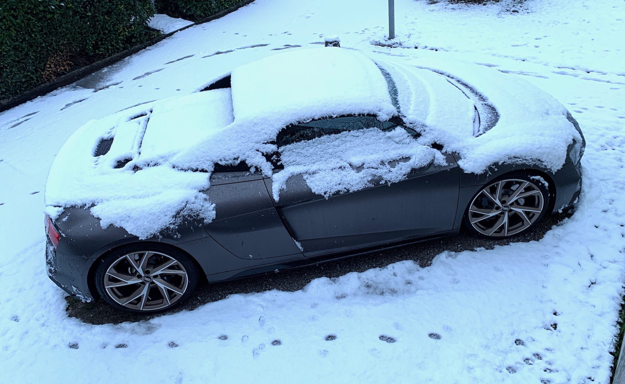 It has a top speed of 330km/h and is the most beastly of all the r8's. Zukunftige Klassiker Audi R8 V10 Rwd Radicalmag