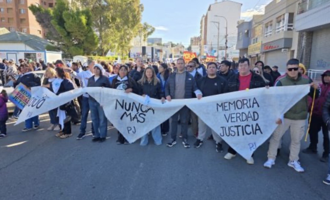 La marcha por el Día de la Memoria recorrió las calles céntricas de Comodoro