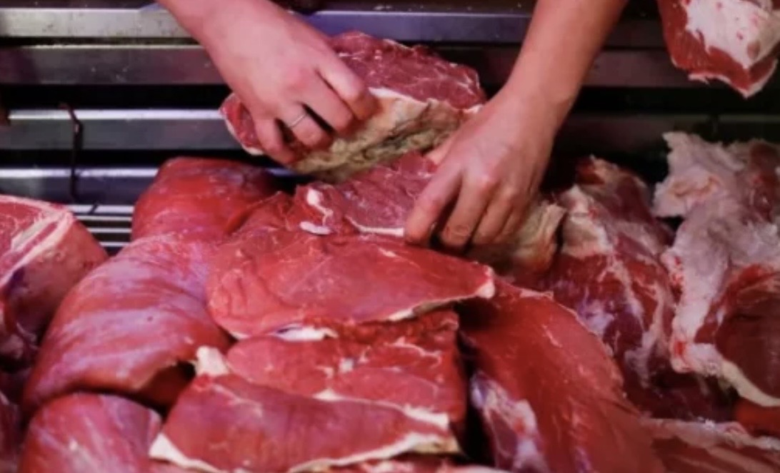 Los argentinos consumen 5 kilos menos de carne vacuna y 1,5 kilos más de cerdo que hace un año