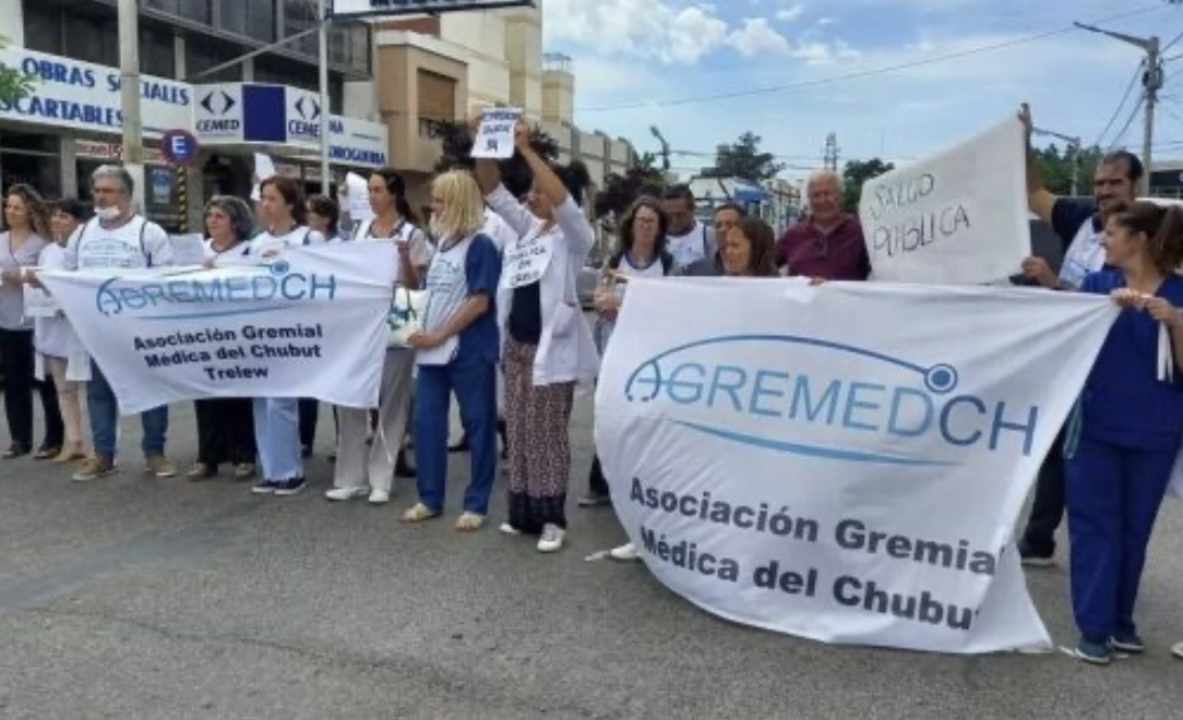 “Es una invitación a irse”: AGREMEDCH advierte sobre la precariedad laboral y los bajos salarios