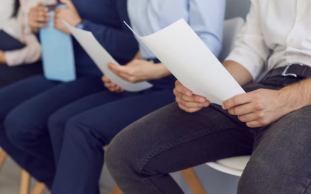 Cuatro de cada 10 trabajadores argentinos buscan un segundo empleo para llegar a fin de mes, según una encuesta