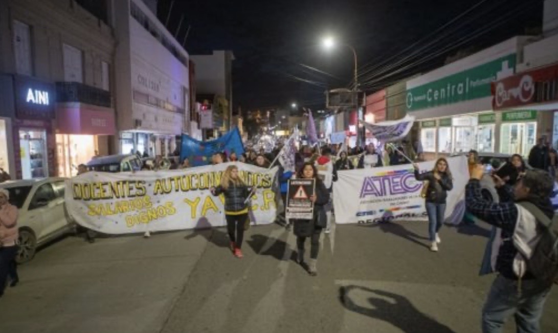 “La provincia está en llamas”: fuerte reclamo docente en pleno centro de Comodoro