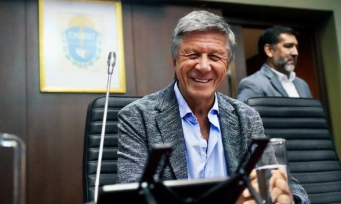 En medio de la ola de conflictividad en Chubut, el vicegobernador se va al Mundial