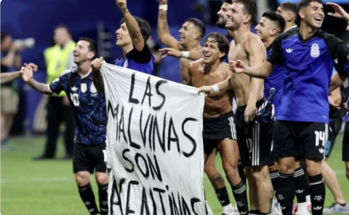 La bandera con un mensaje por las Malvinas que mostraron los jugadores en pleno campo de juego