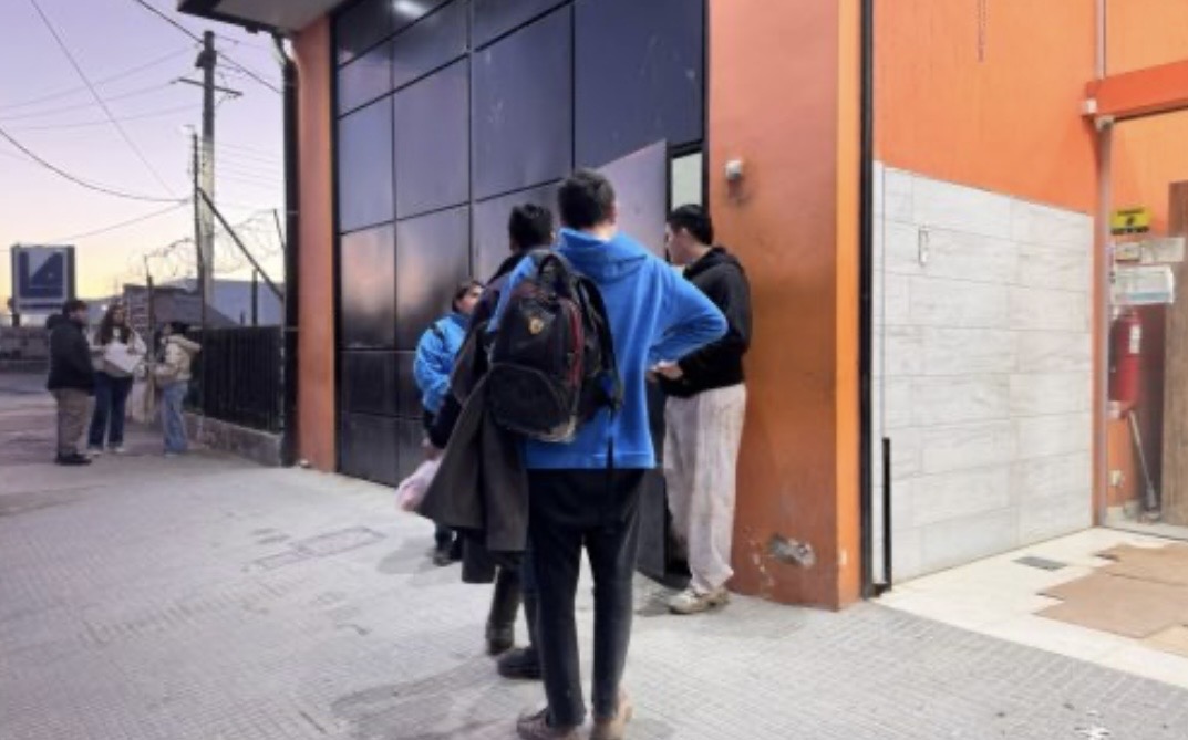 Jóvenes y mayores de 50: más de 200 personas dejaron su CV en una carnicería de Comodoro