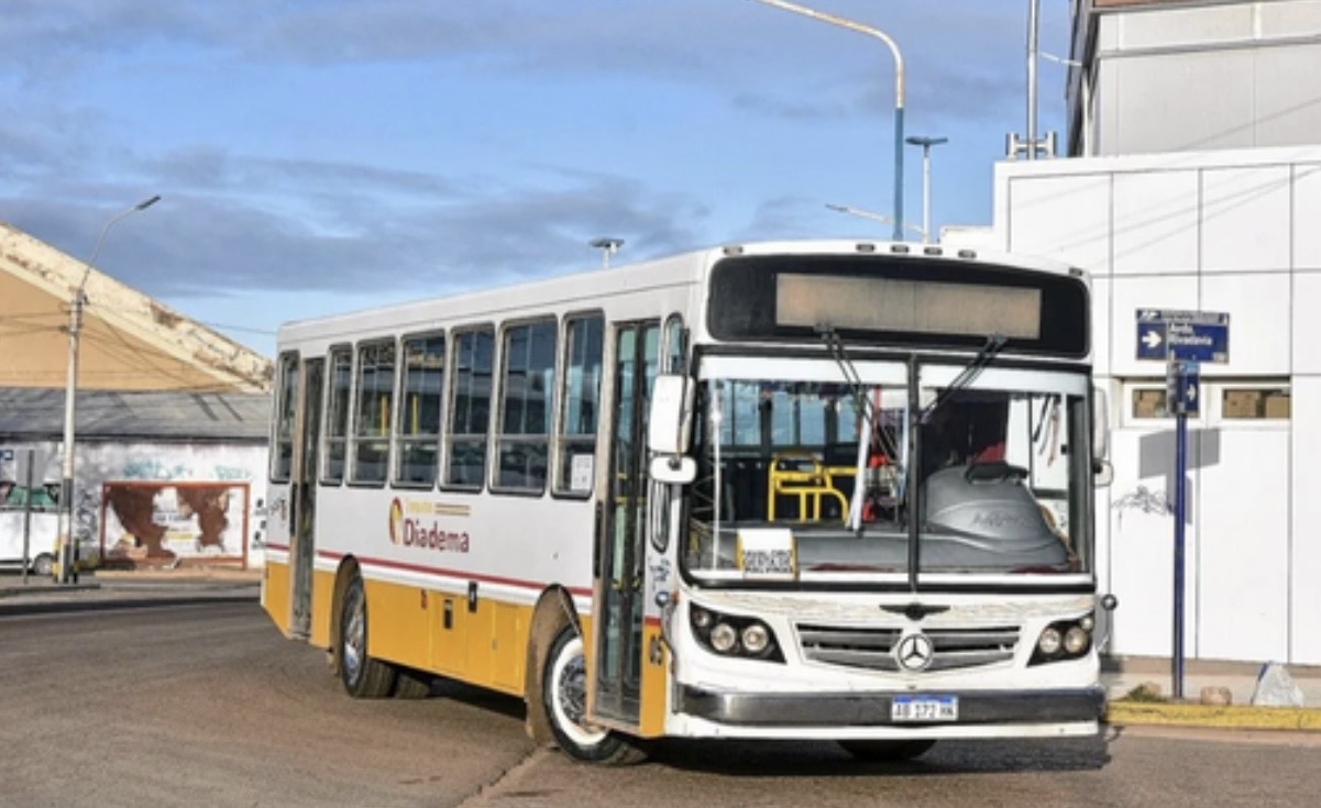 Choferes de Transporte Diadema ratificaron la retención del servicio y marcharán mañana al Municipio