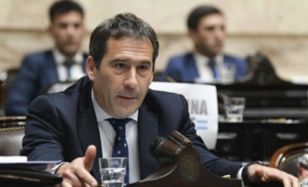 Luque apuntó contra YPF por el derrumbe del cerro Hermitte y exigió que “se haga cargo del desastre”